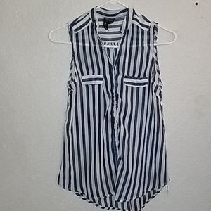 Very cute black and white top!